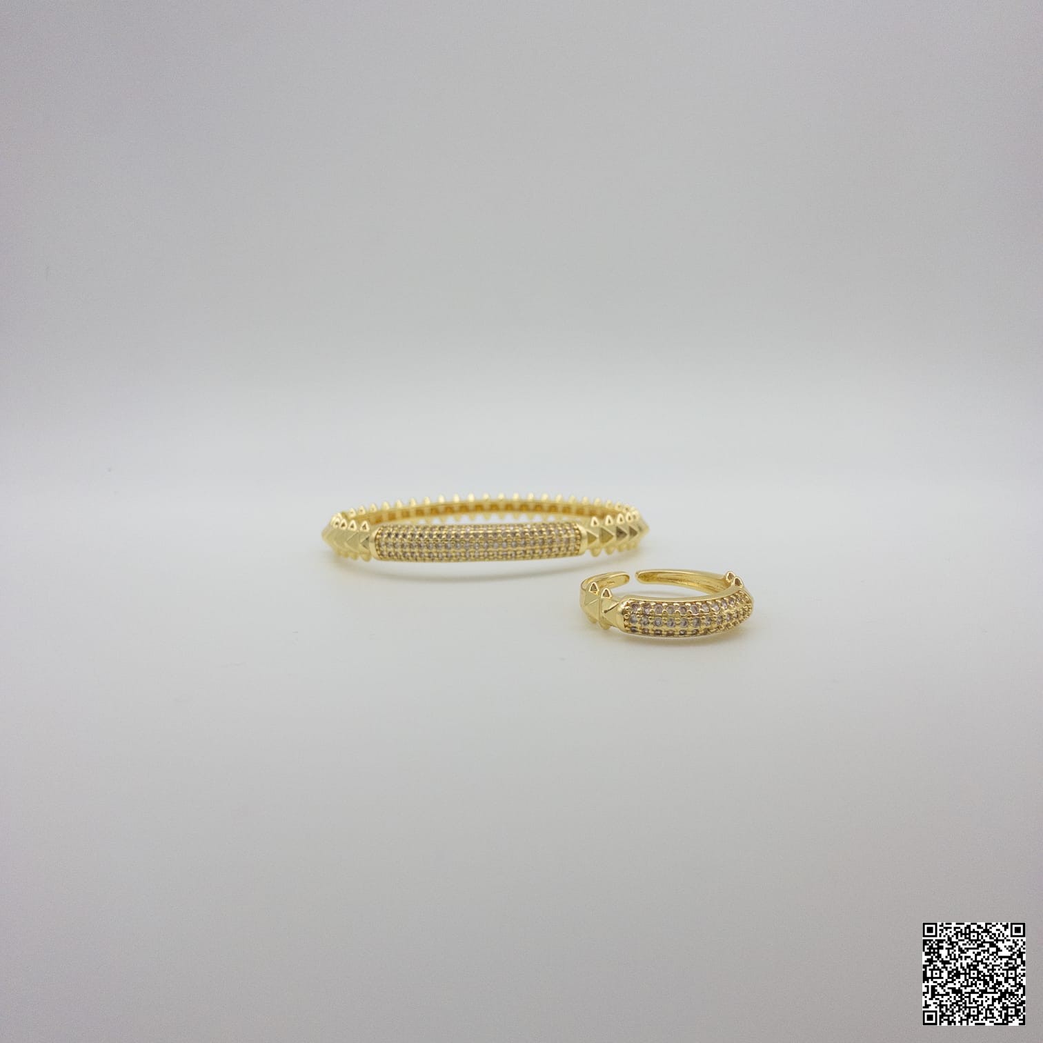 Goldfarbener Damen Armreif Eleganter Modeschmuck