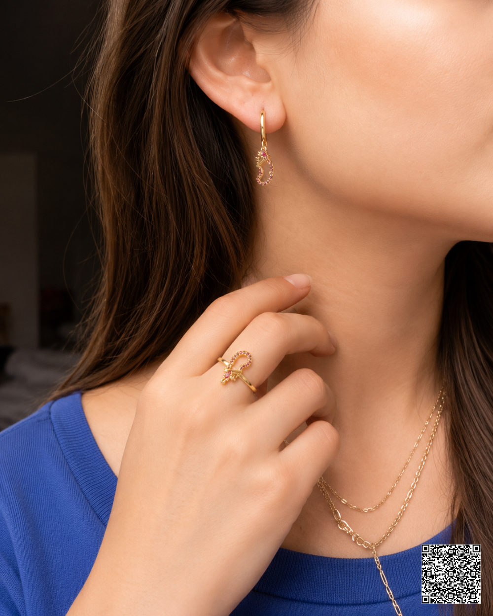 Goldfarbene Hufeisen Ohrringe Mit Passendem Ring Elegantes