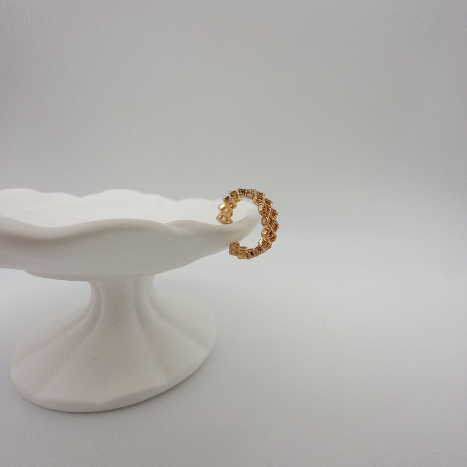 Eleganter Gitter Ear Cuff Für Damen Goldfarbener Ohrschmuck Ohne