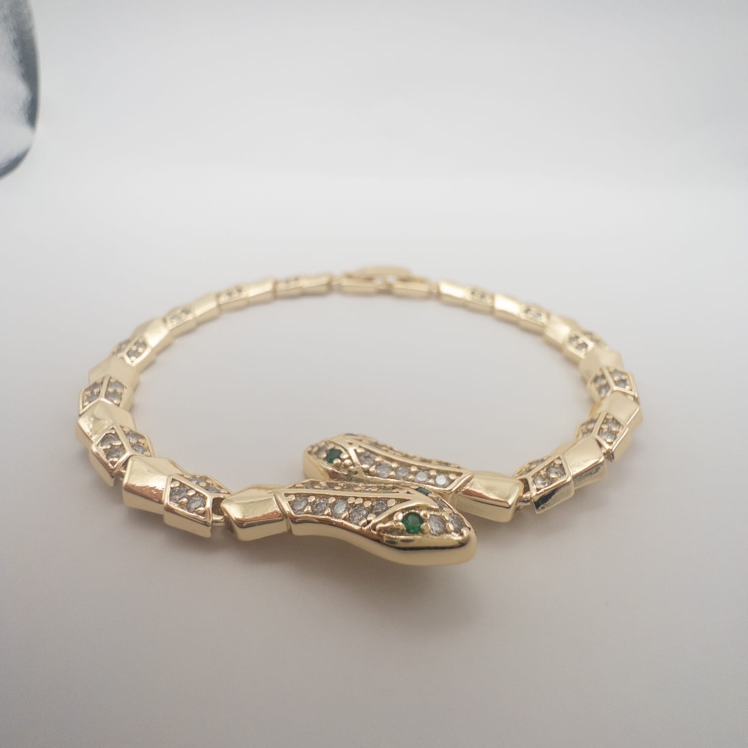 Elegantes Goldfarbenes Armband Mit Strass Und Grünem Stein