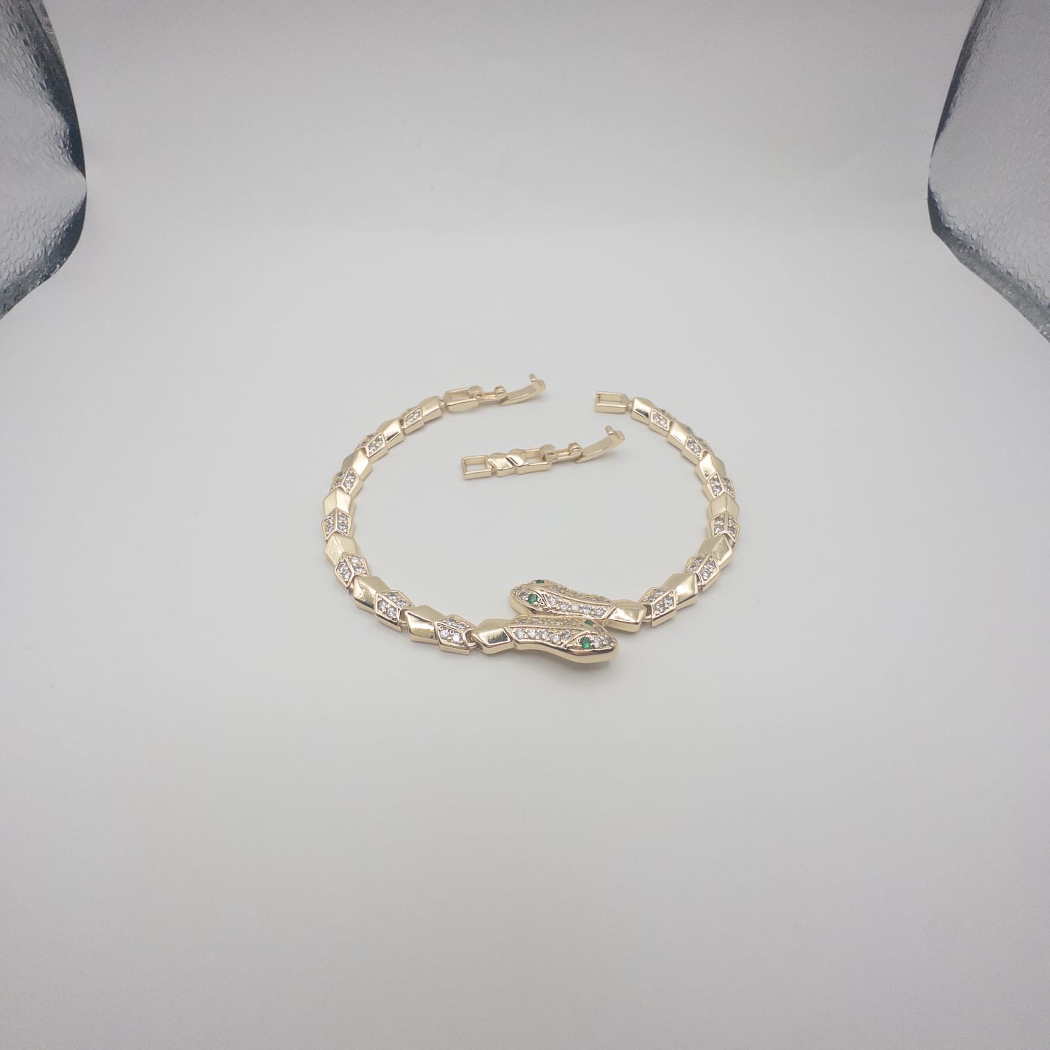 Elegantes Goldfarbenes Armband Mit Strass Und Grünem Stein