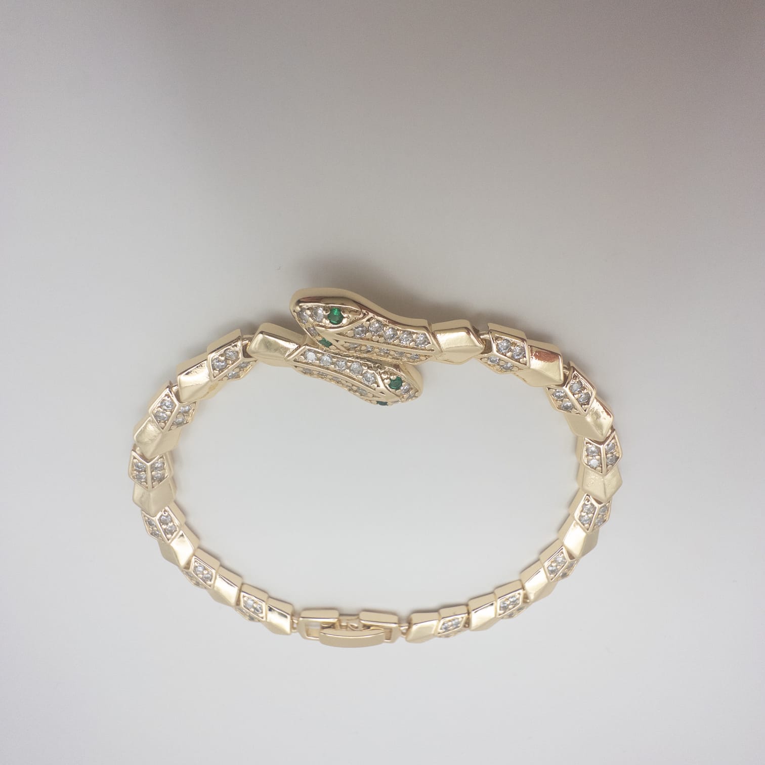 Elegantes Goldfarbenes Armband Mit Strass Und Grünem Stein