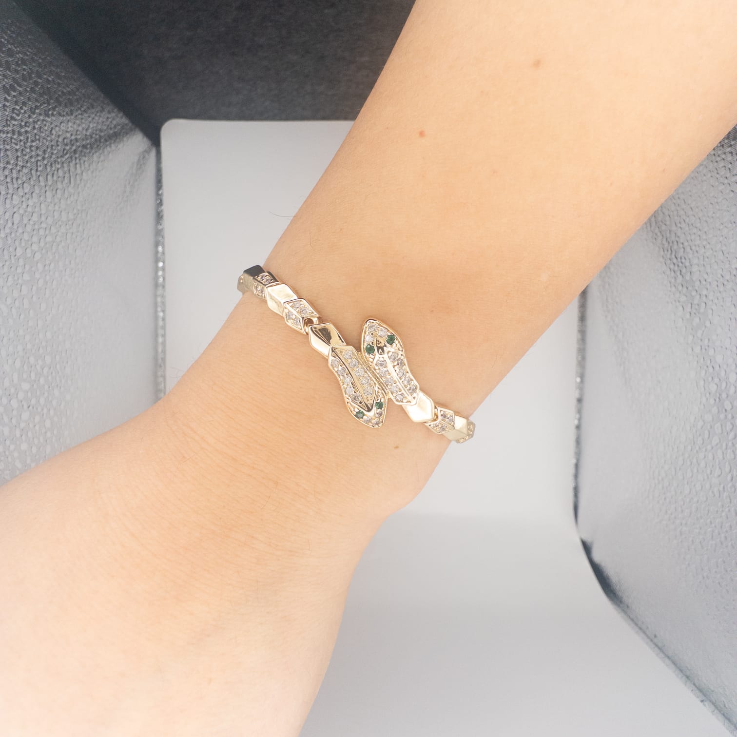 Elegantes Goldfarbenes Armband Mit Strass Und Grünem Stein