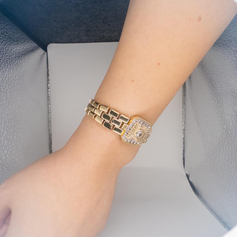 Elegante Goldfarbene Armbanduhr Mit Funkelndem Zifferblatt
