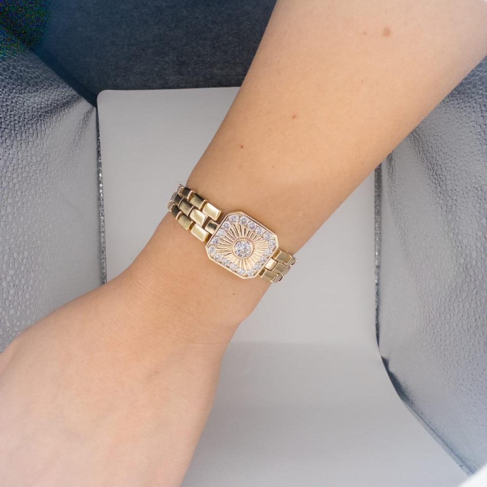 Elegante Goldfarbene Armbanduhr Mit Funkelndem Zifferblatt