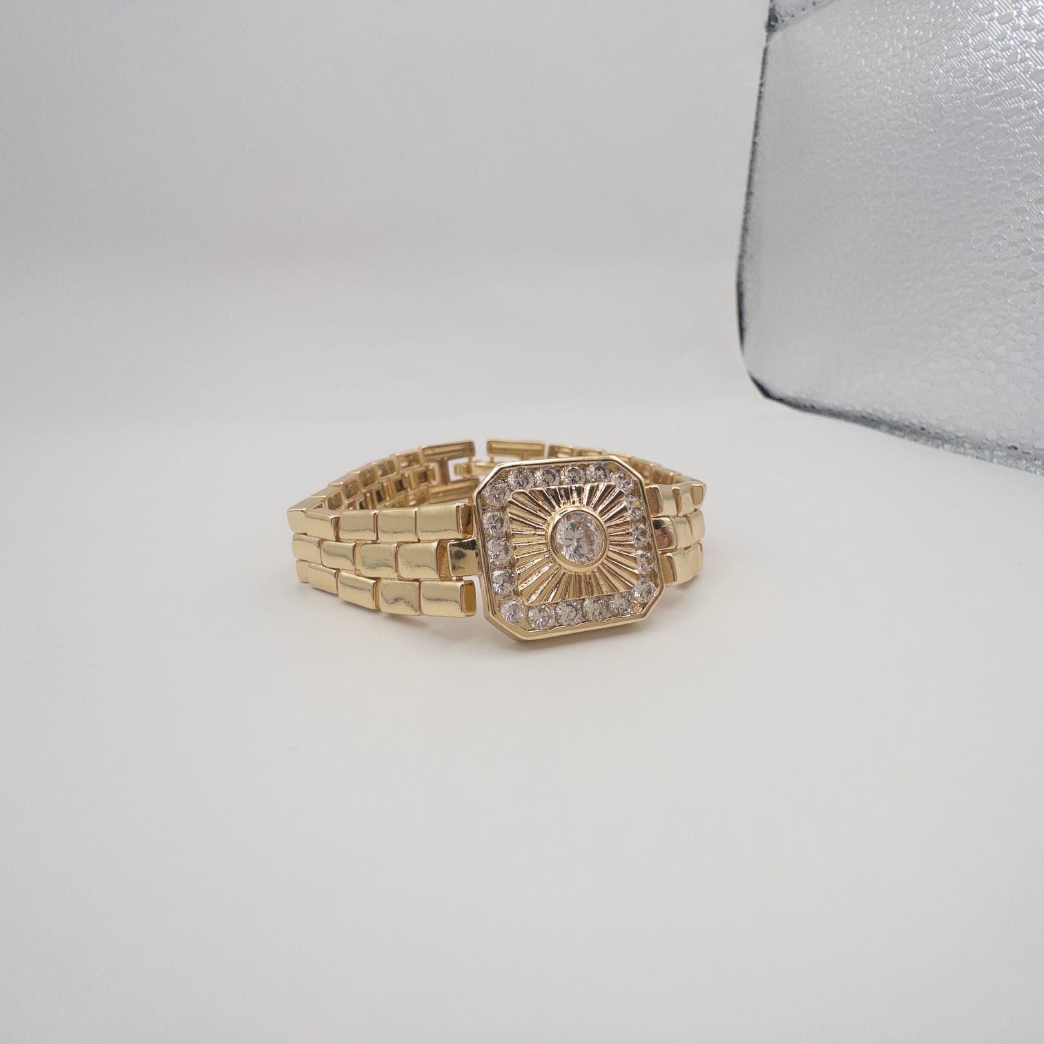 Elegante Goldfarbene Armbanduhr Mit Funkelndem Zifferblatt