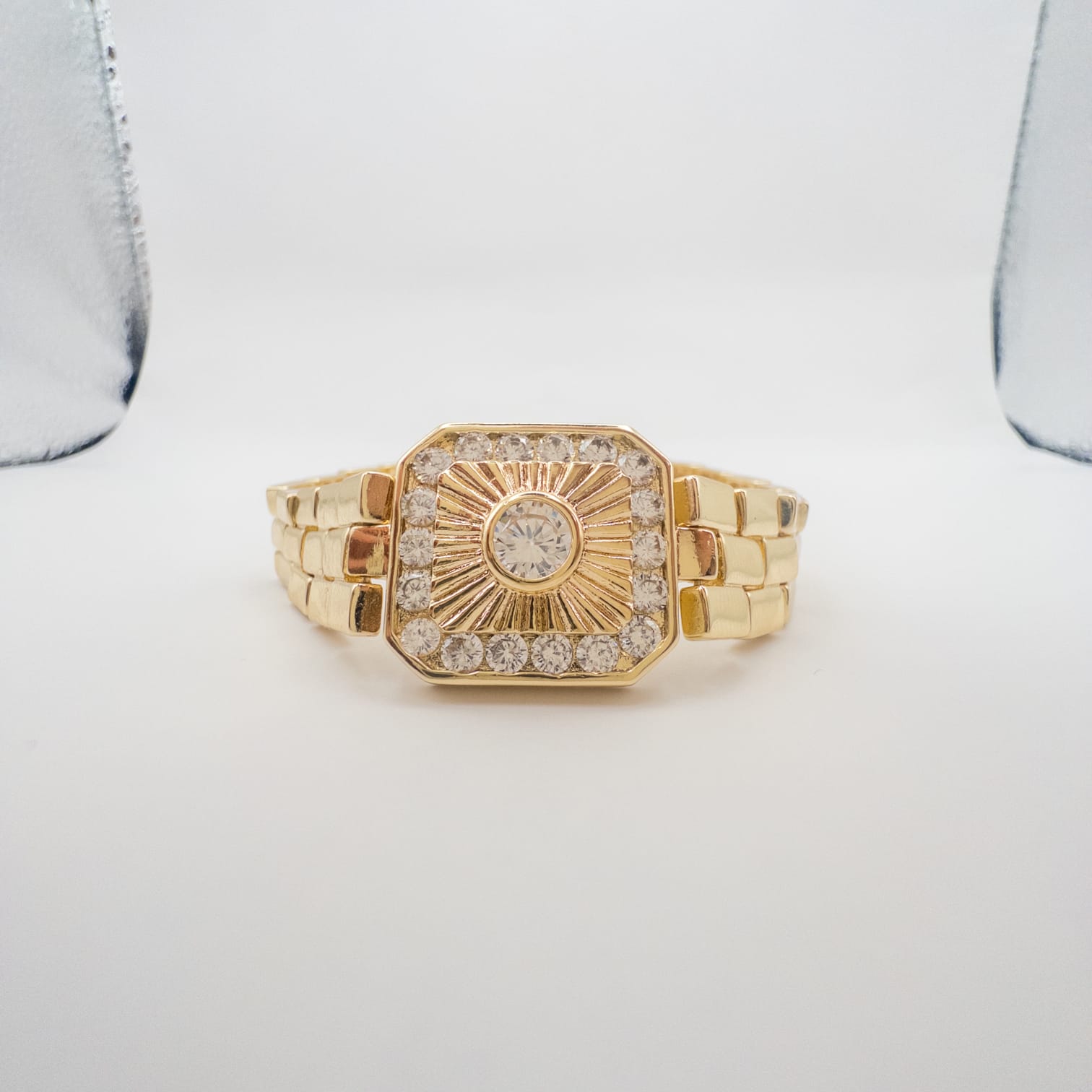 Elegante Goldfarbene Armbanduhr Mit Funkelndem Zifferblatt