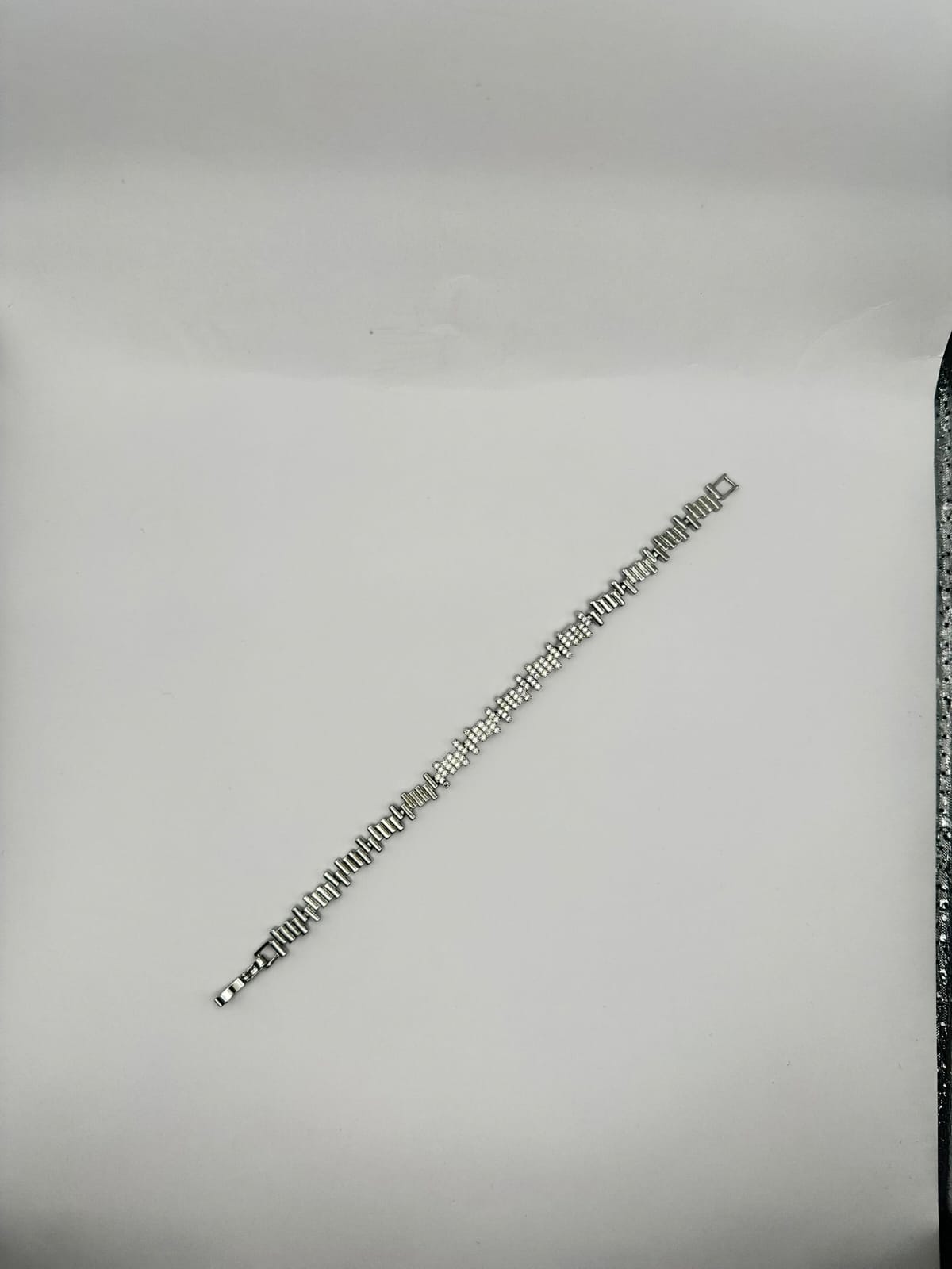 Elegantes Silber Armband Mit Funkelnden Schmucksteinen Und