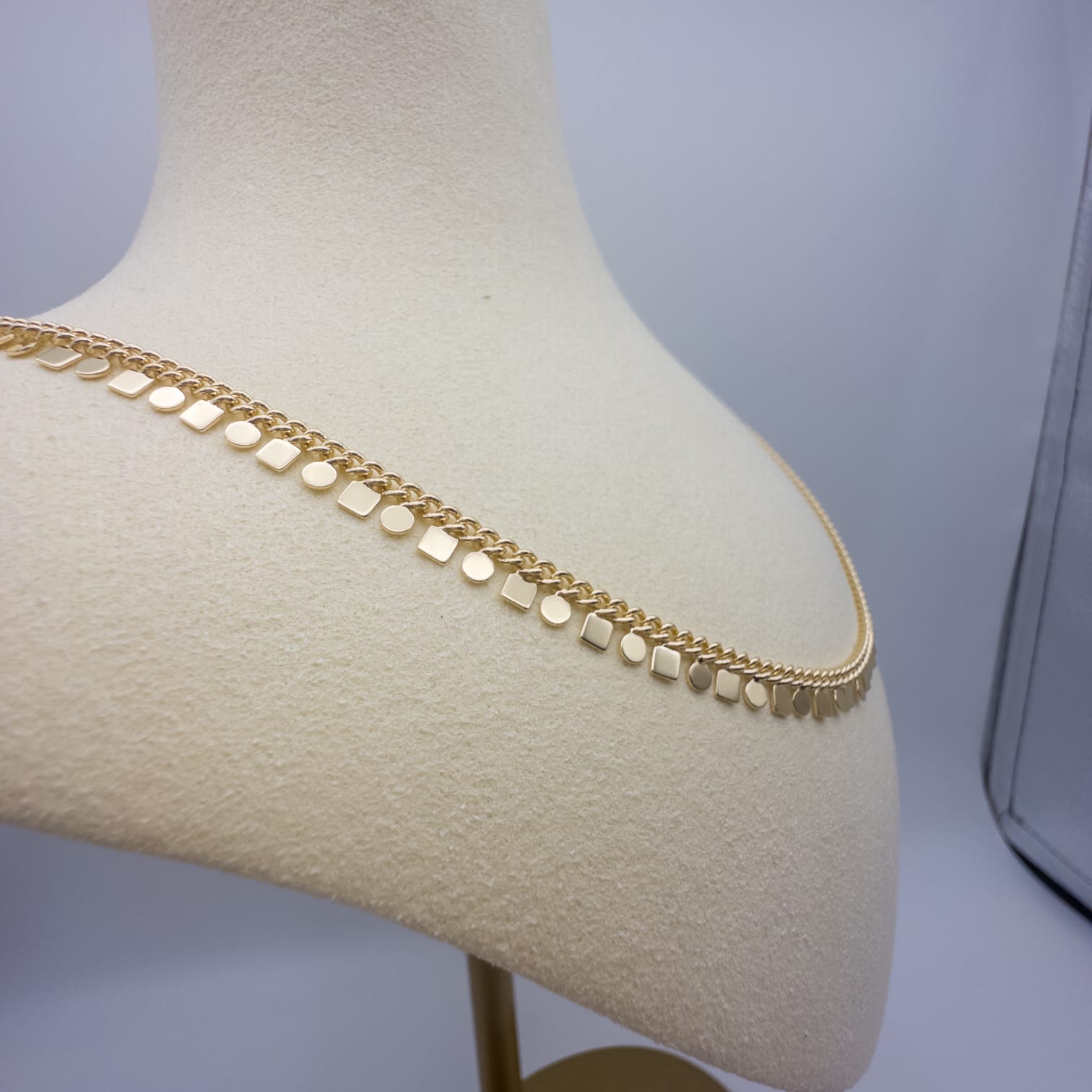 Elegante Goldfarbene Halskette Mit Feinen Plättchen-Details Und