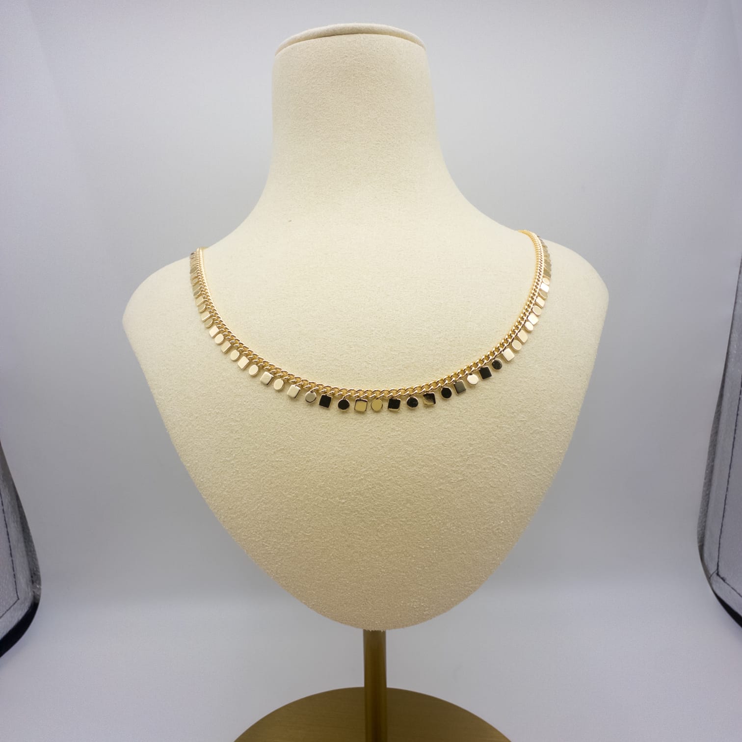 Elegante Goldfarbene Halskette Mit Feinen Plättchen-Details Und