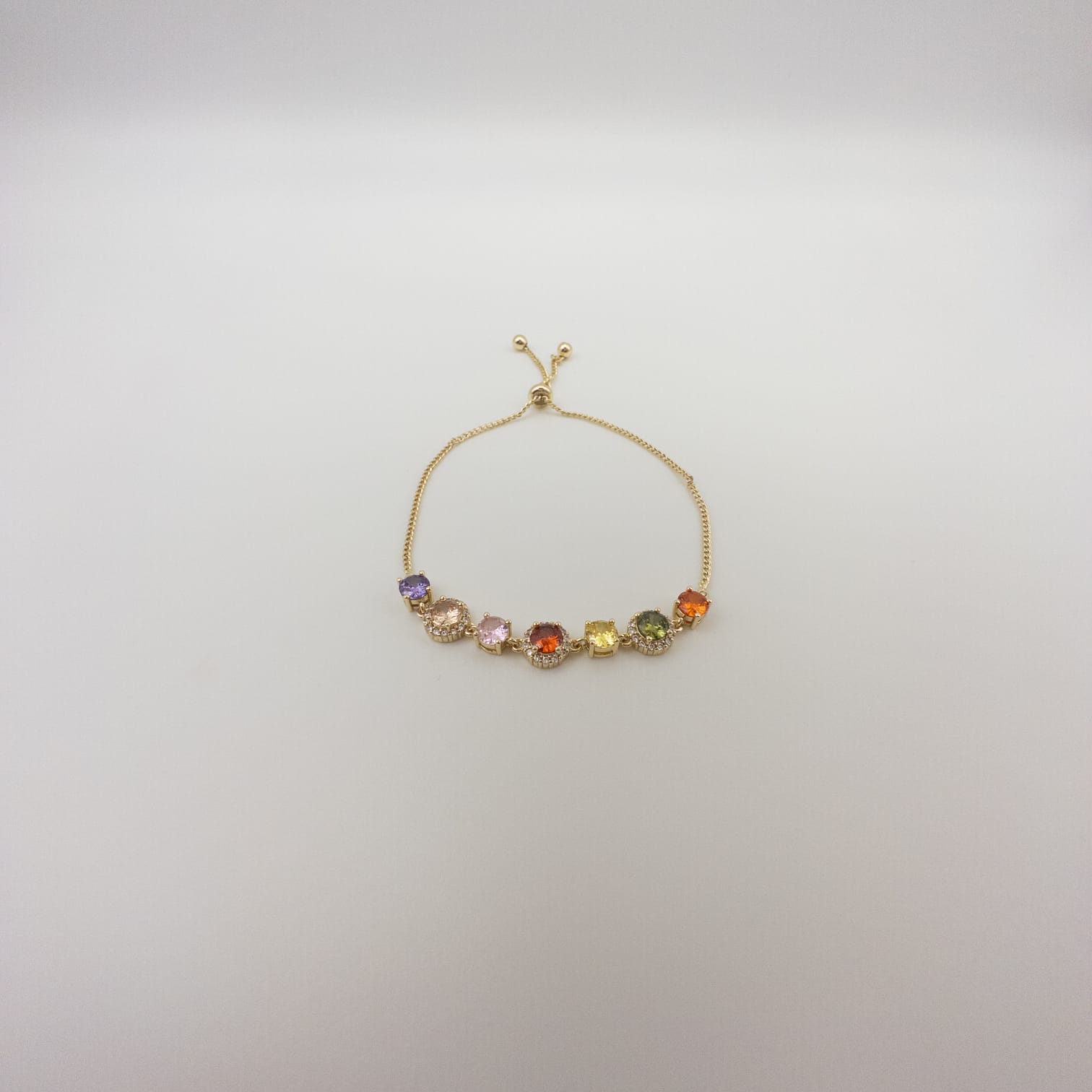 Goldenes Armband Mit Bunten Zirkonia-Steinen Verstellbares
