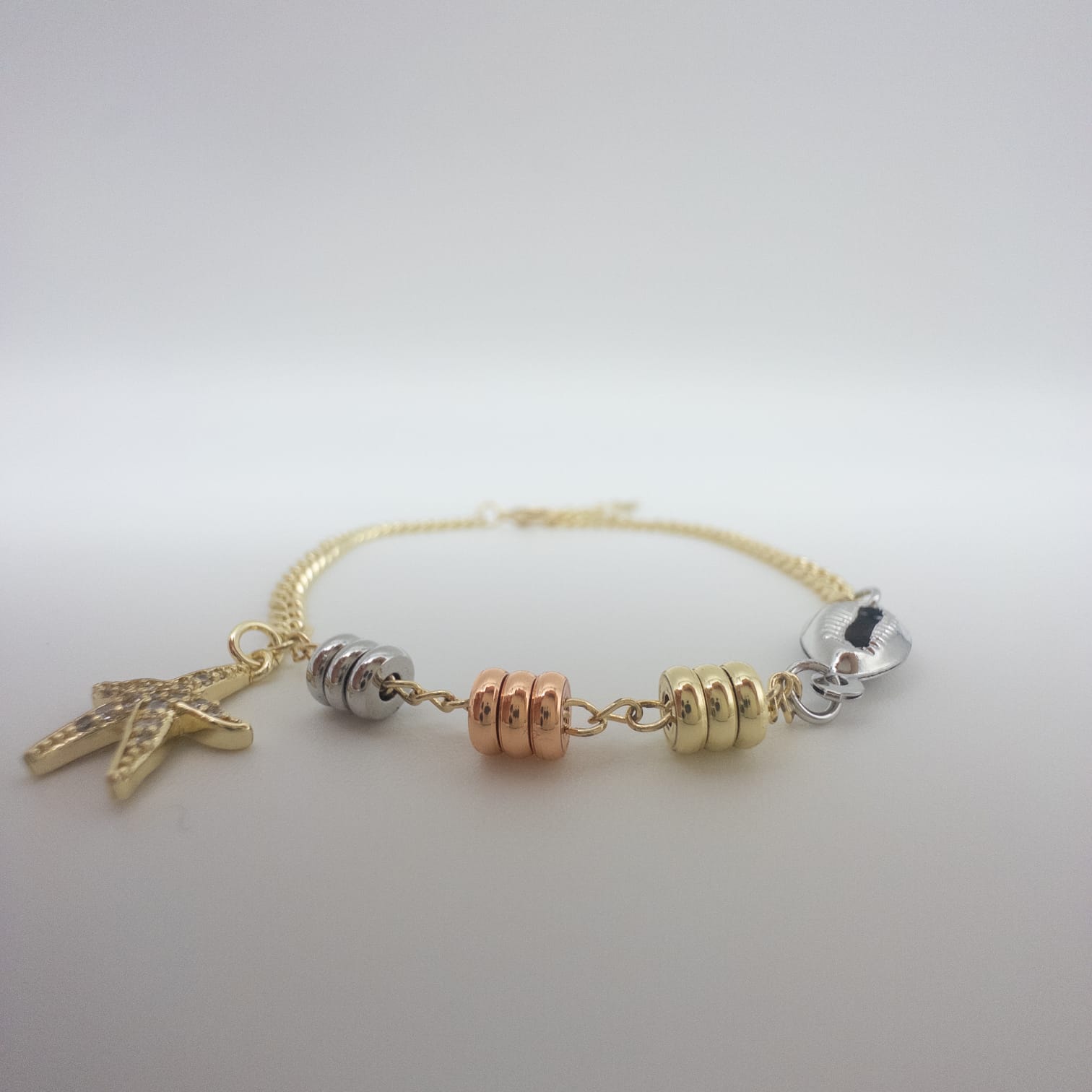 Vergoldetes Damen Armband Mit Dreifarbigen Perlen & Zirkonia