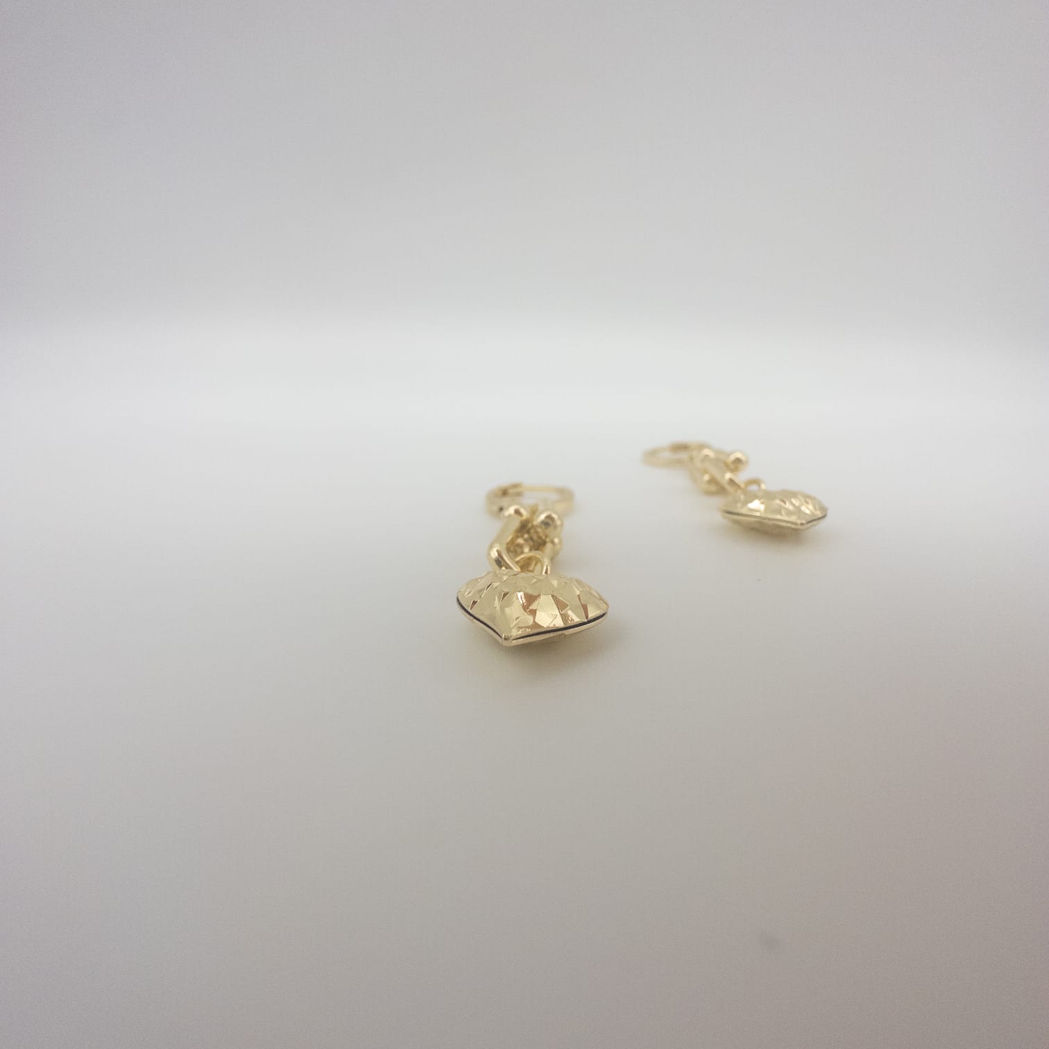 Goldfarbene Herz Hängeohrringe Mit Gliederdesign Elegante Damen