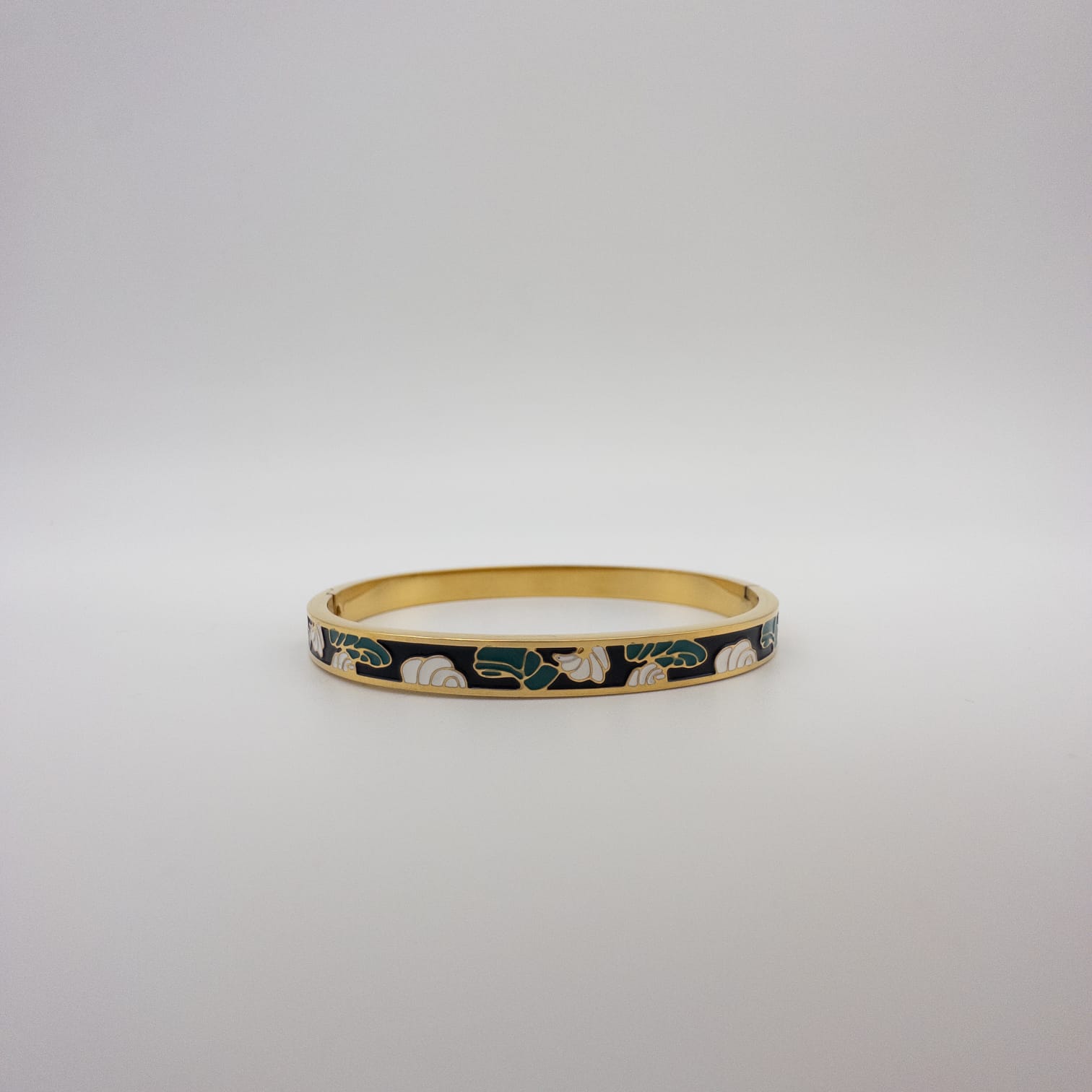 Goldfarbener Armreif Mit Schwarzem Emaille Und Grün-Weißem