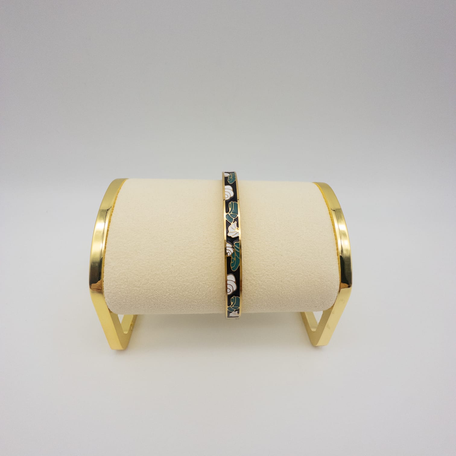 Goldfarbener Armreif Mit Schwarzem Emaille Und Grün-Weißem