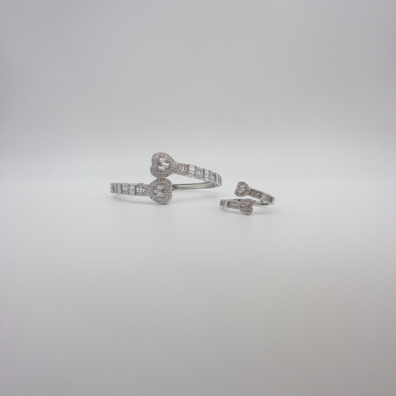 Silberfarbenes Schmuckset Mit Herz-Design Und Funkelnden
