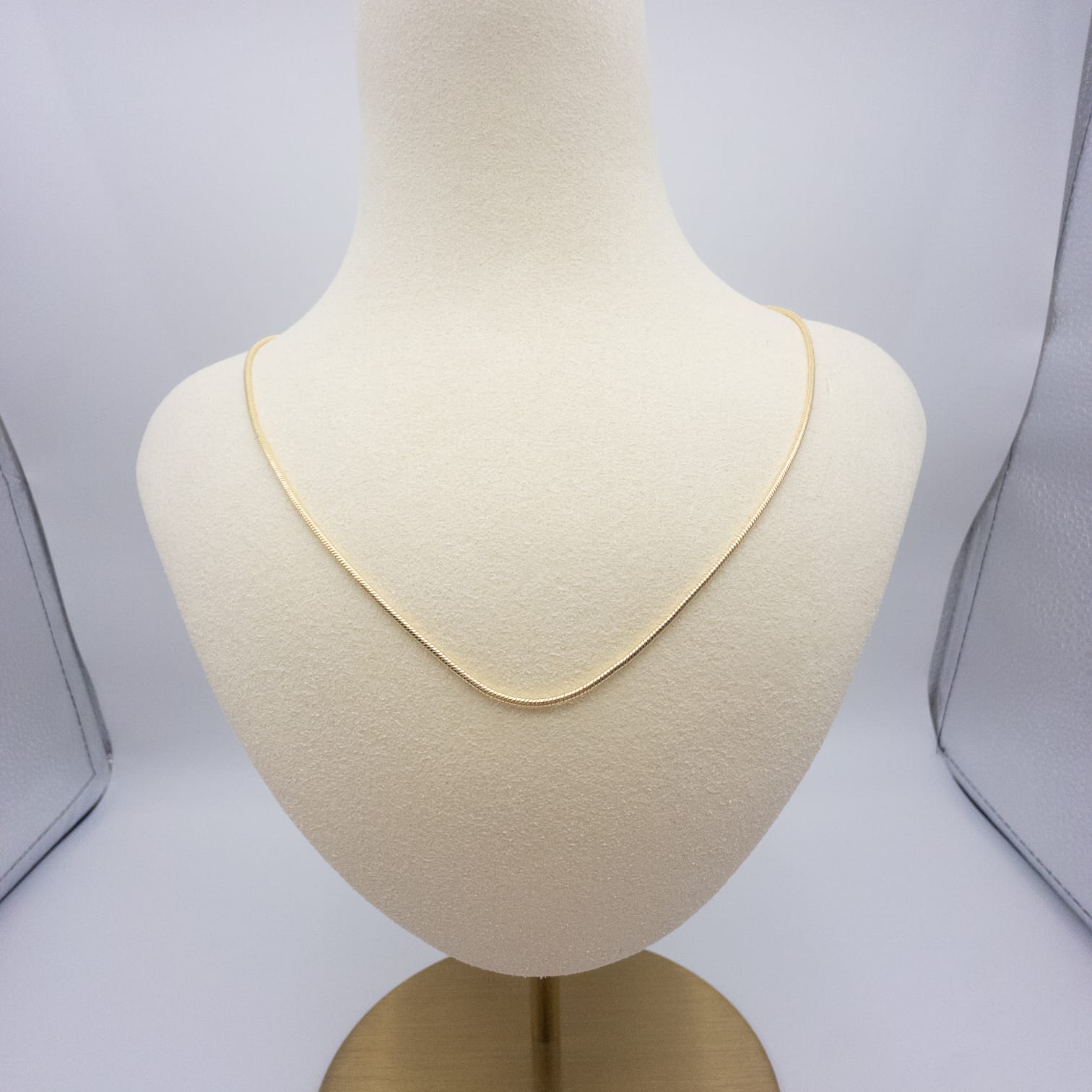 Title Goldfarbene Minimalistische Schlangenkette Elegante Damen