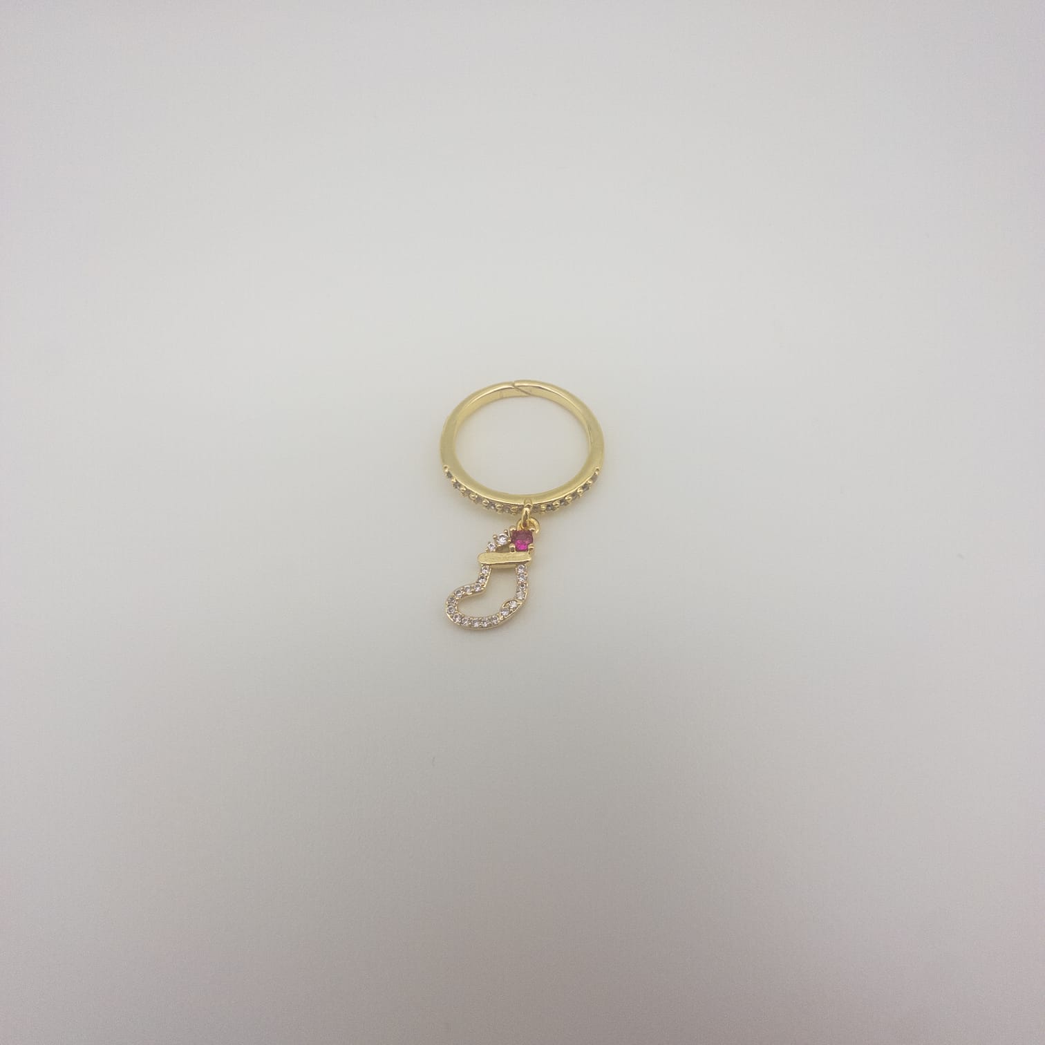 Eleganter Goldring Mit Dekorativem Anhänger Und Funkelnden