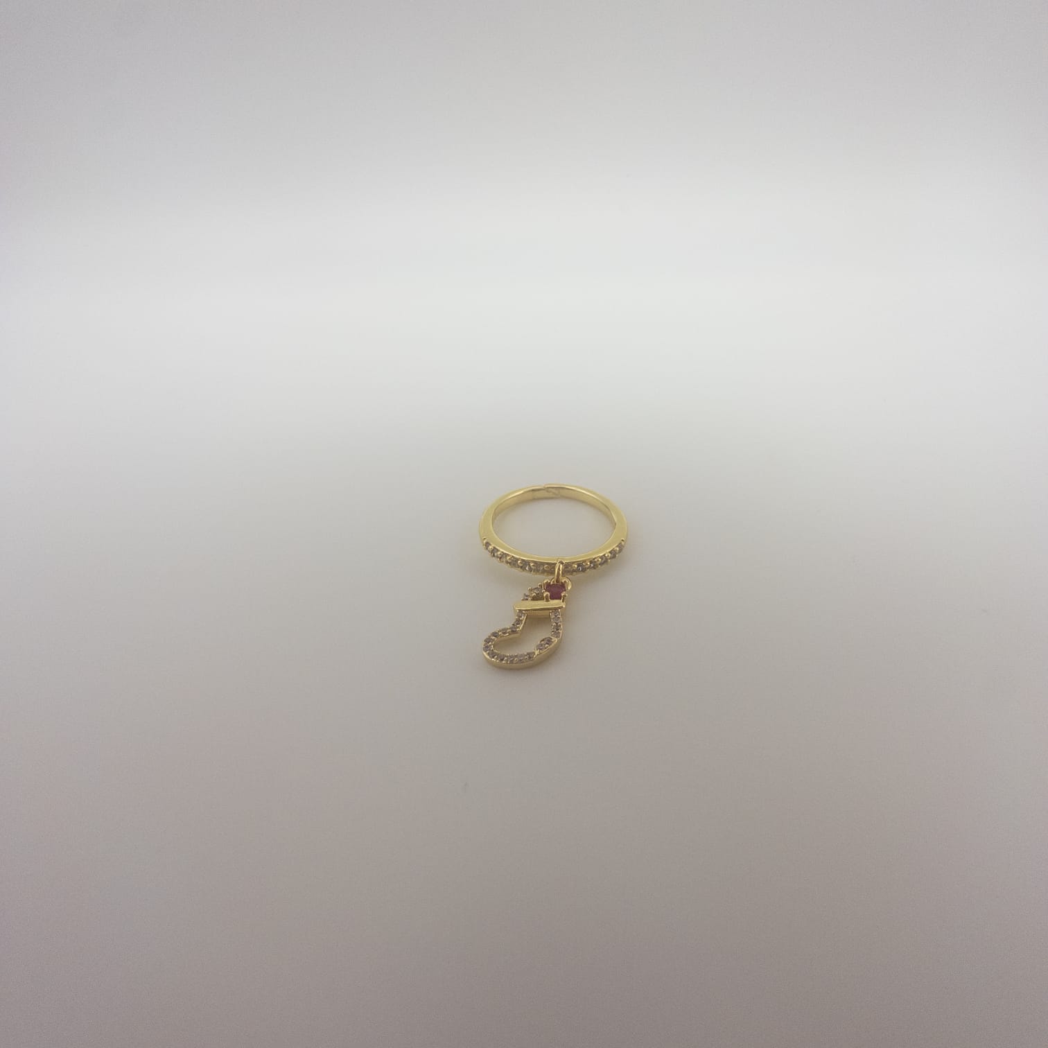 Eleganter Goldring Mit Dekorativem Anhänger Und Funkelnden