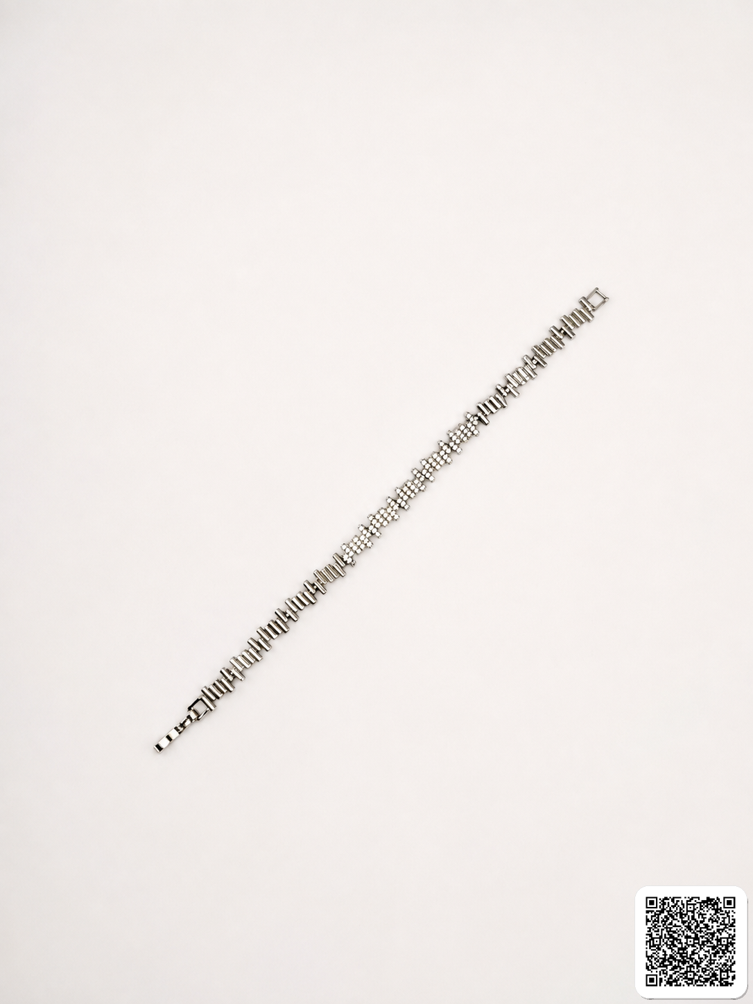 Elegantes Silber Armband Mit Funkelnden Schmucksteinen Und Hover