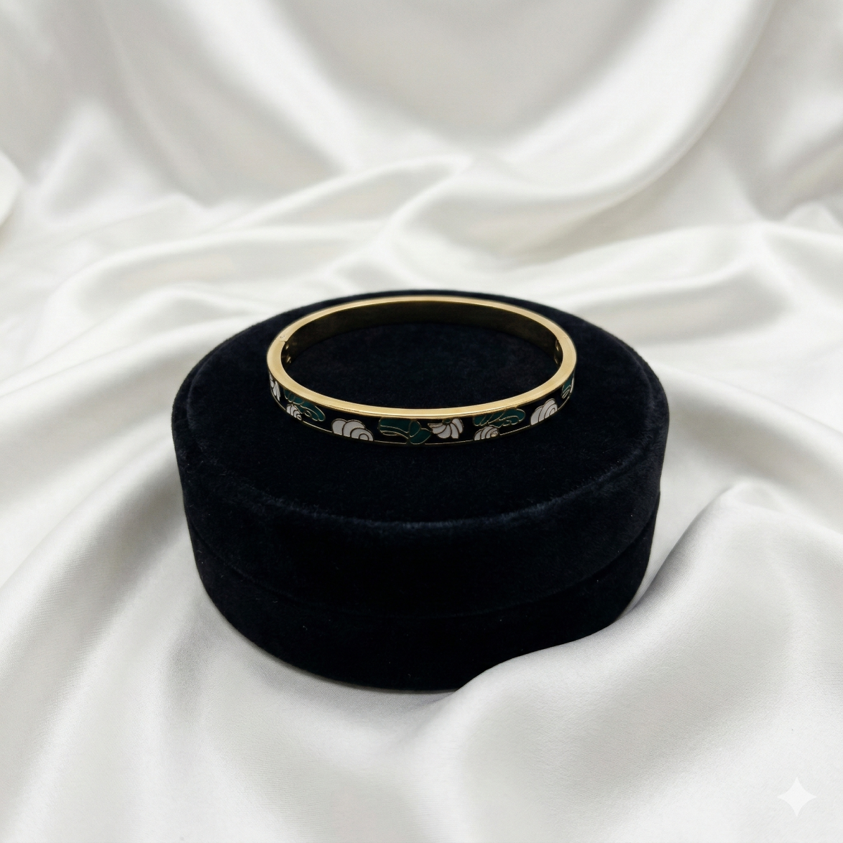 Eleganter Goldfarbener Armreif Mit Kunstmuster Minimalistisches