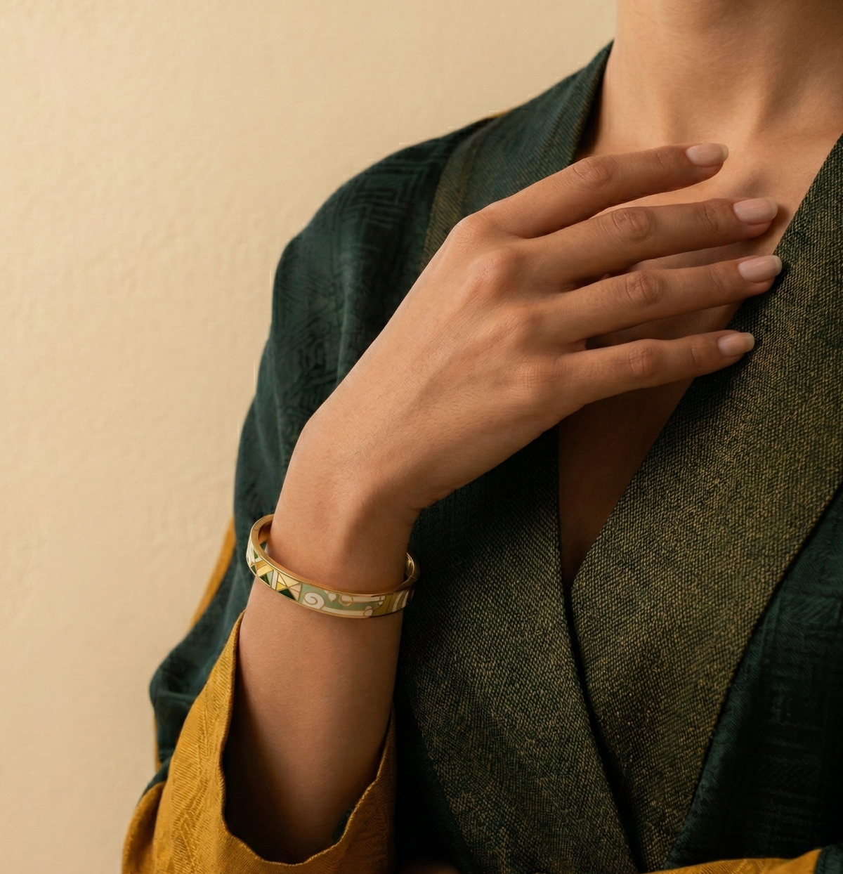 Eleganter Armreif Mit Geometrischem Muster In Gold Und Weiß