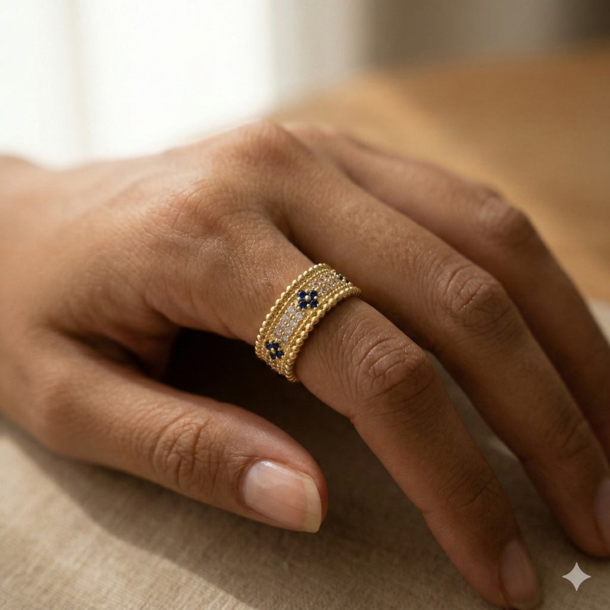 Goldfarbener Ring Mit Blauen Blüten Und Funkelnden Kristallen