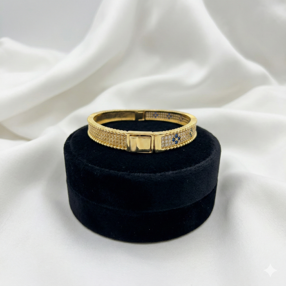 Goldfarbener Ring Mit Blauen Blüten Und Funkelnden Kristallen
