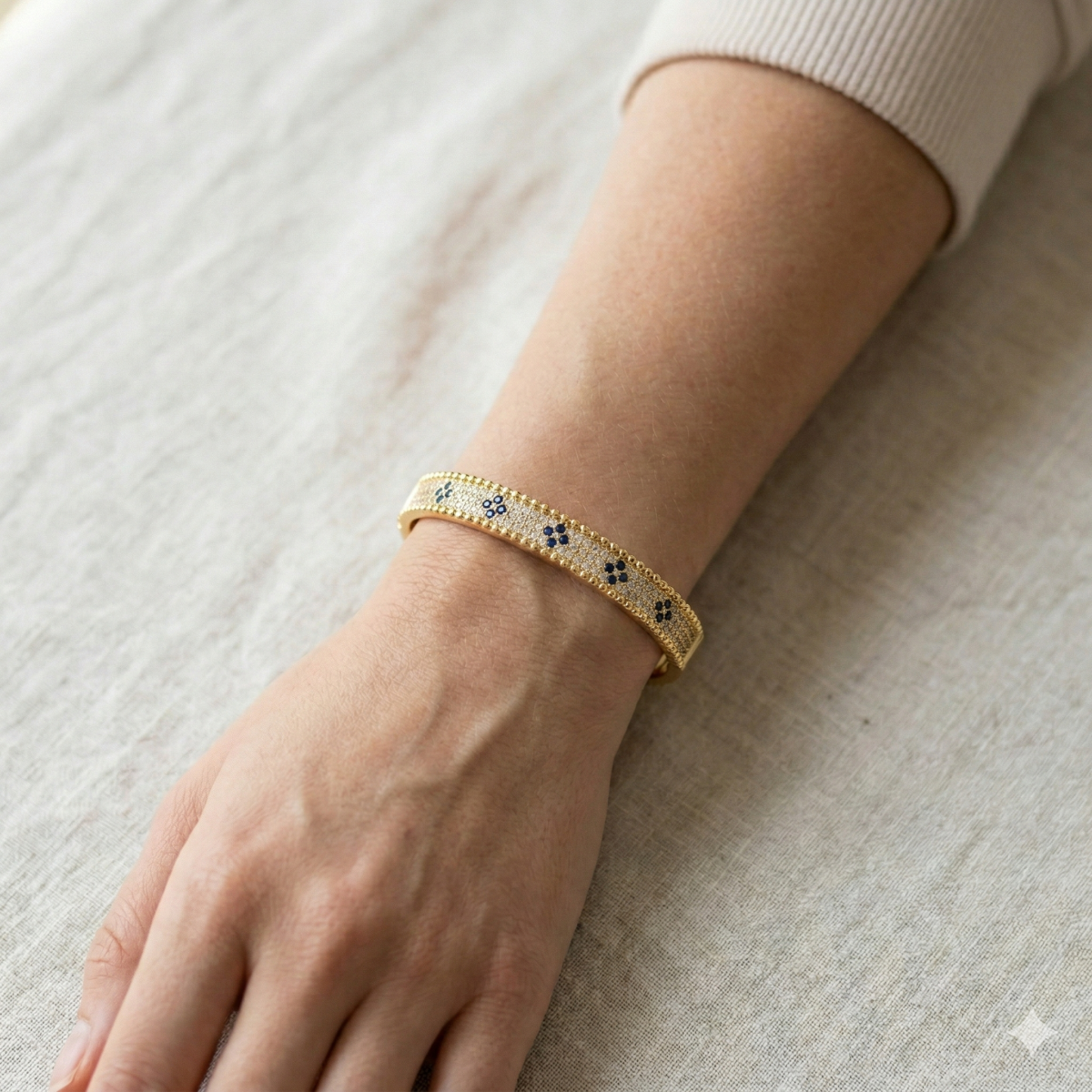 Goldfarbener Ring Mit Blauen Blüten Und Funkelnden Kristallen