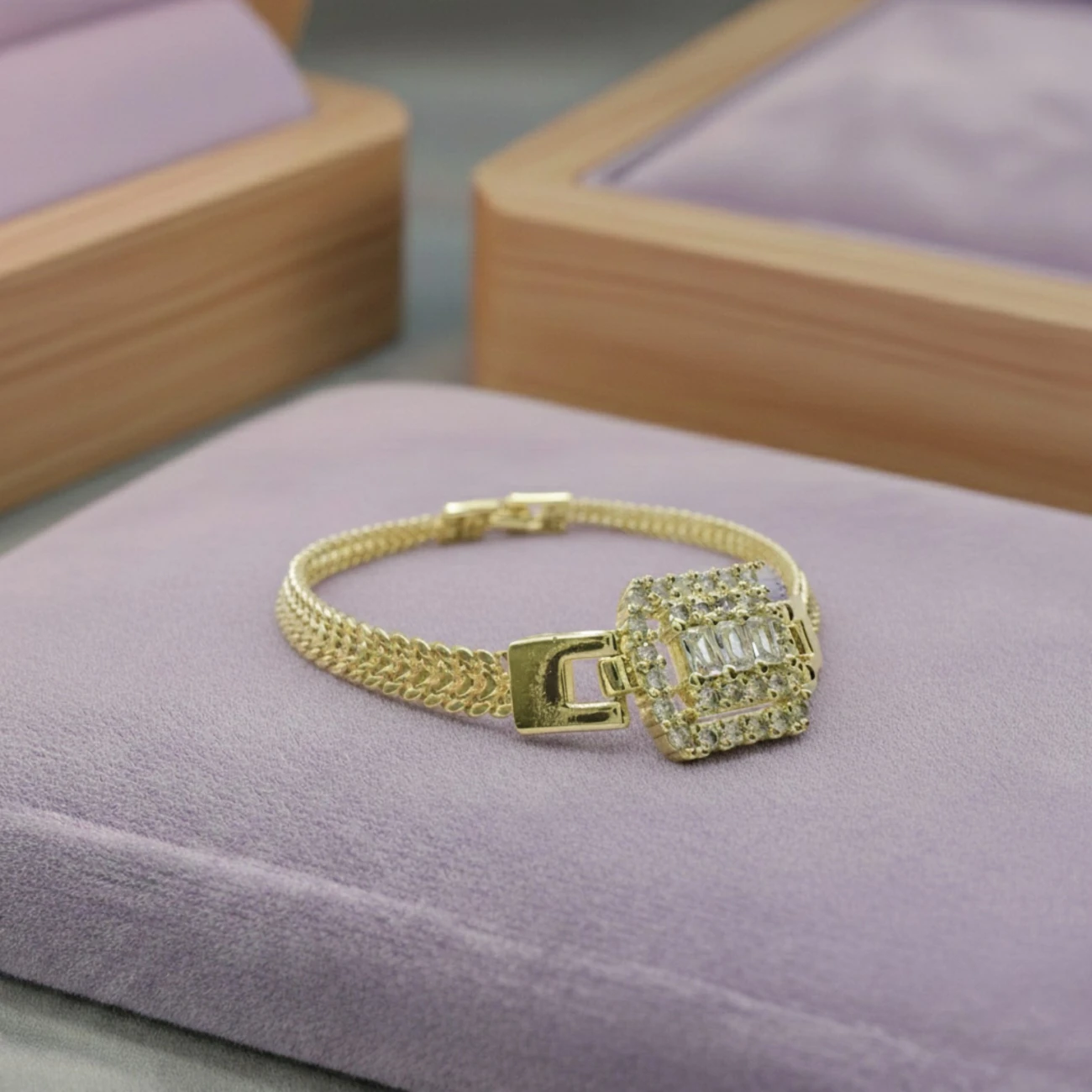 Goldfarbenes Damenarmband mit Zirkonia – Modeschmuck