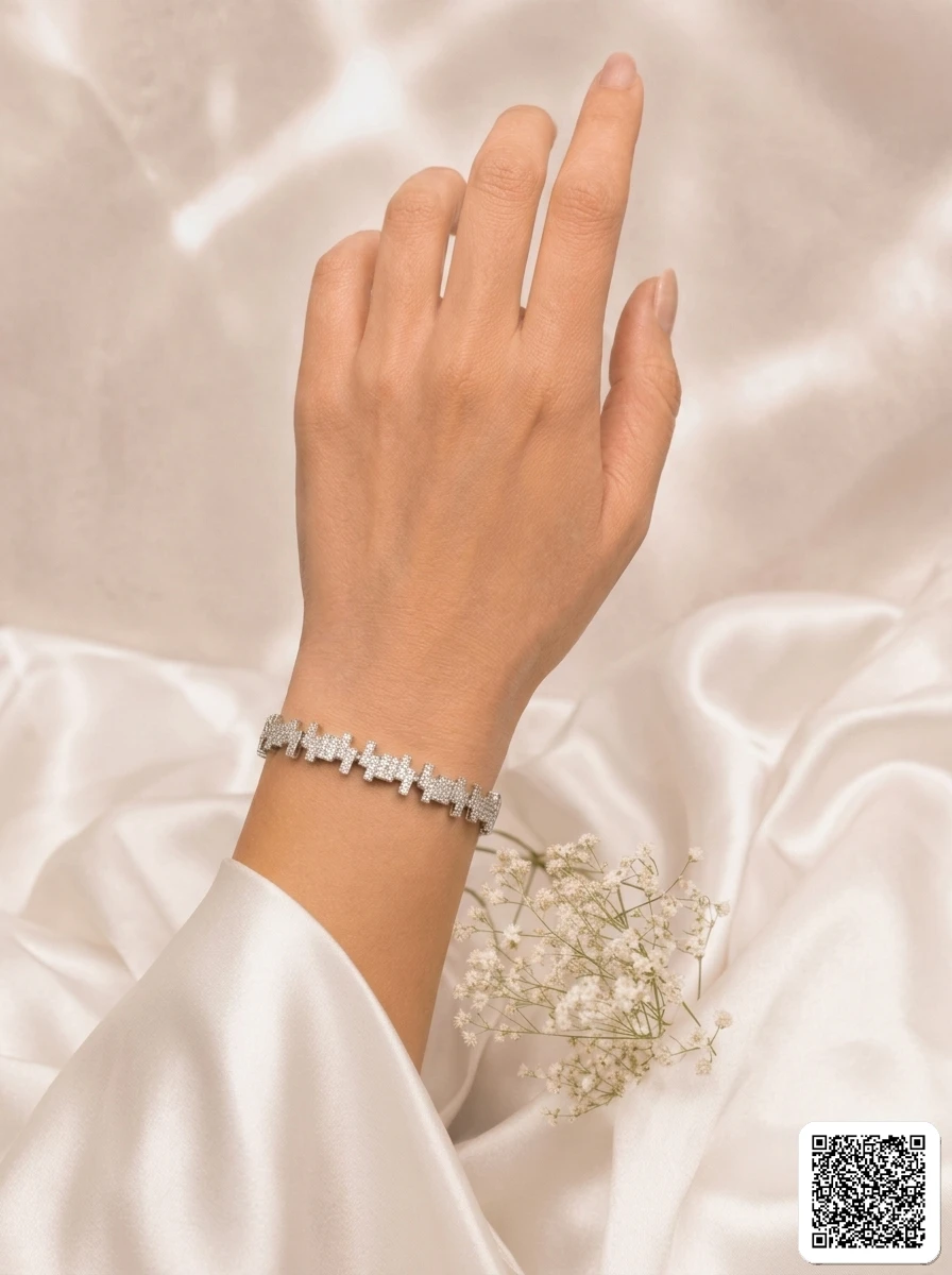 Elegantes Silber Armband Mit Funkelnden Schmucksteinen Und
