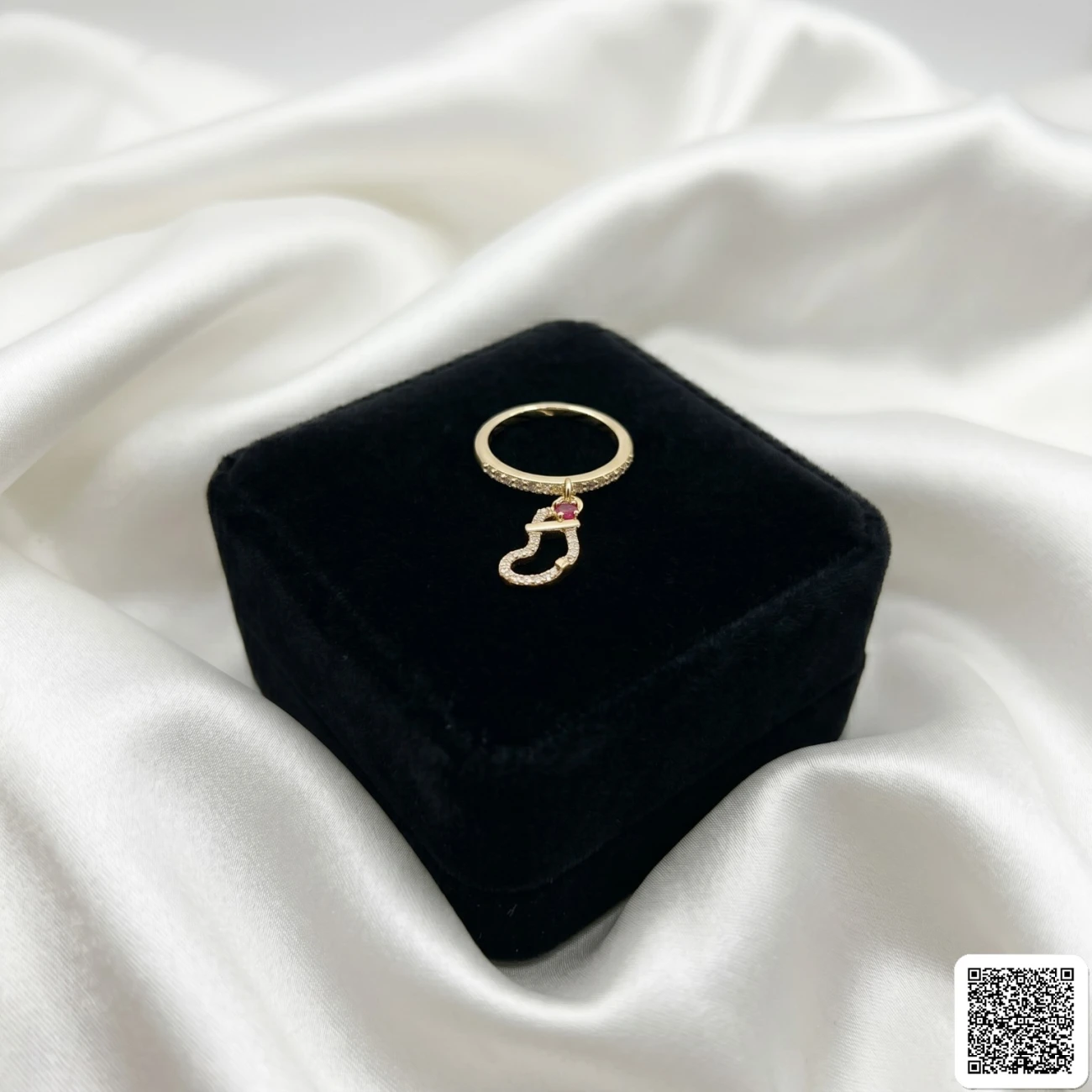 Eleganter Goldring Mit Dekorativem Anhänger Und Funkelnden