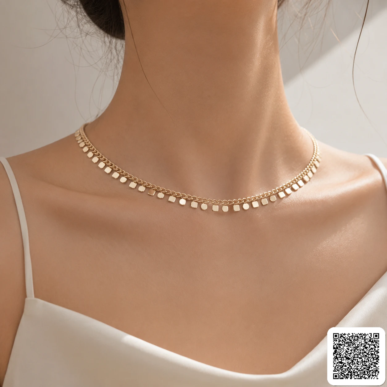 Elegante Goldfarbene Halskette Mit Feinen Plättchen-Details Und