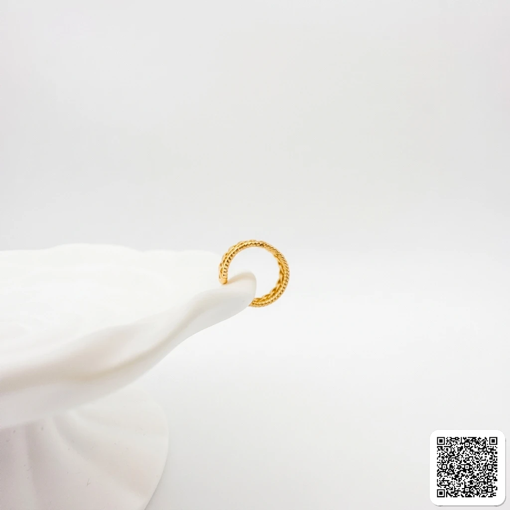Goldfarbener Ear Cuff im Ketten-Design – Elegante Ohrklemme