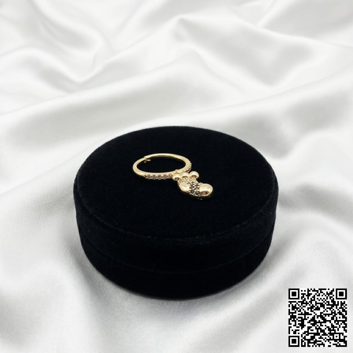 Goldfarbener Ring Mit Bären-Anhänger Und Kristallen