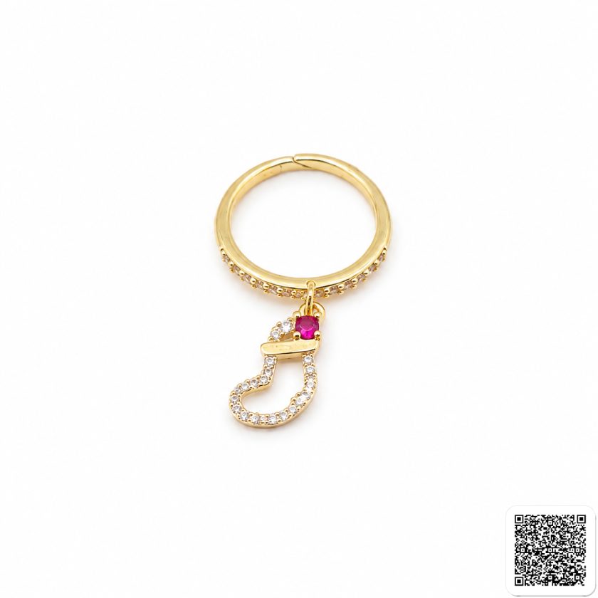 Eleganter Goldring Mit Dekorativem Anhänger Und Funkelnden