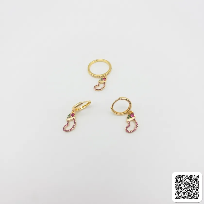 Goldfarbenes Schmuckset Mit Weihnachtsstrumpf-Anhängern