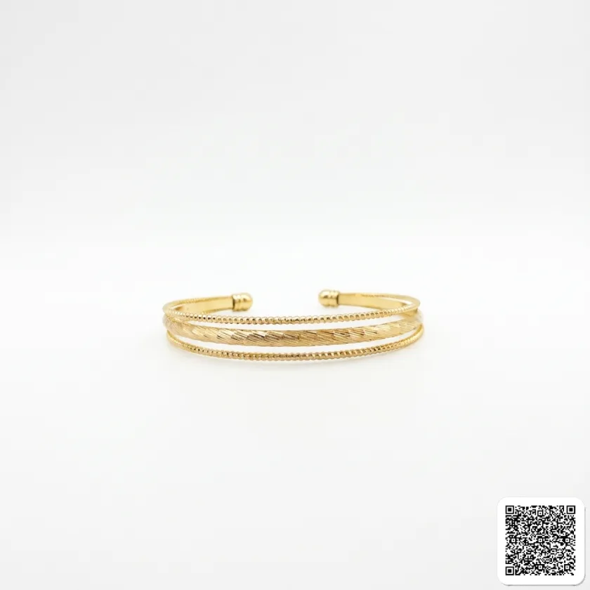 Eleganter Goldfarbener Offener Armreif Stilvoller Damen Im
