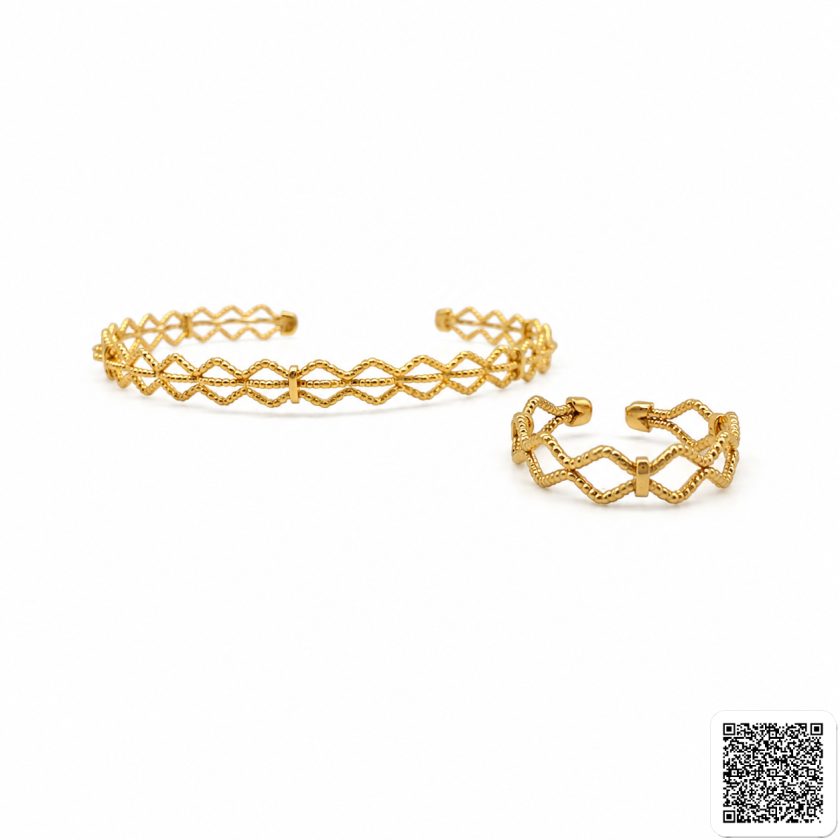 Goldfarbenes Schmuckset Mit Geometrischem Flechtdesign Erhältlich