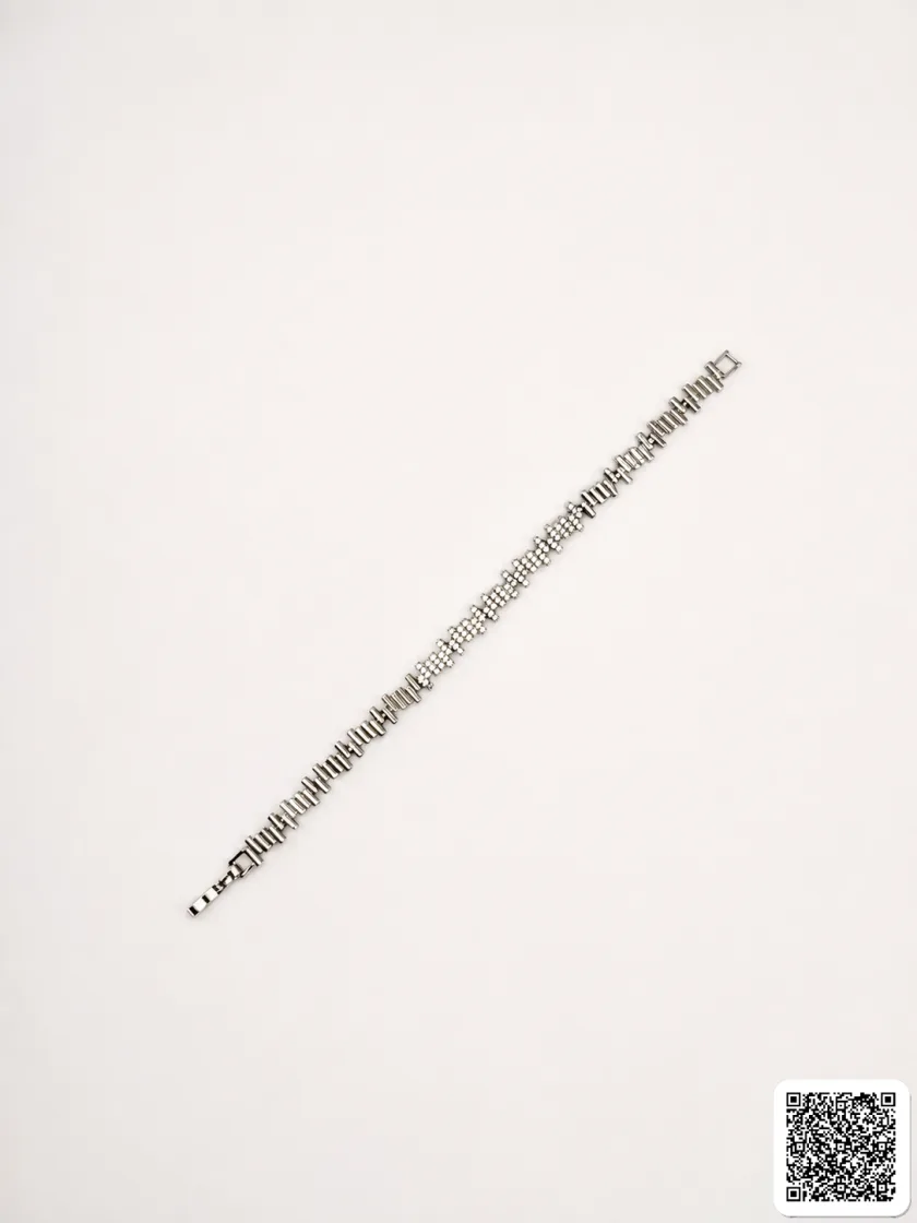 Elegantes Silber Armband Mit Funkelnden Schmucksteinen Und