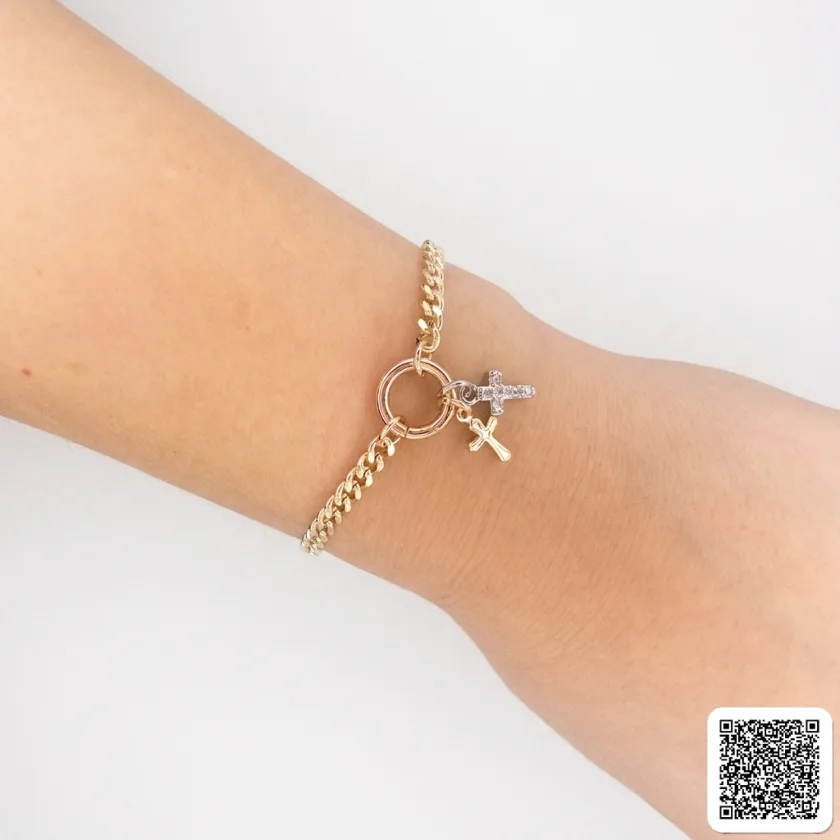 Elegantes Goldfarbenes Charm-Armband Mit Doppelkreuz-Anhänger