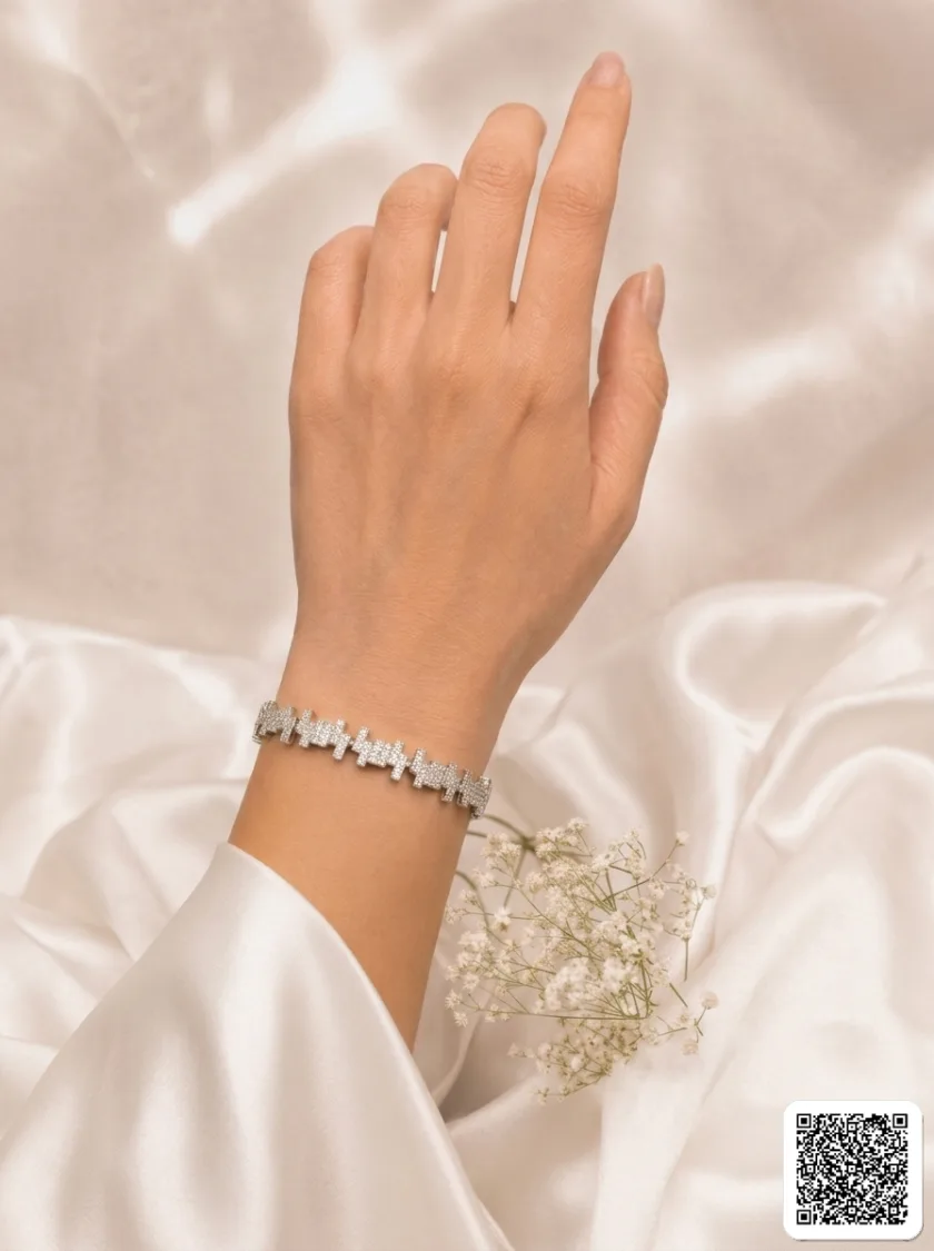 Elegantes Silber Armband Mit Funkelnden Schmucksteinen Und