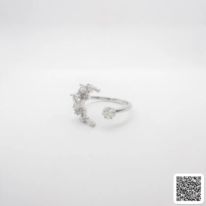 Eleganter Damen Ring Silber Mit Funkelnden Blüten-Details