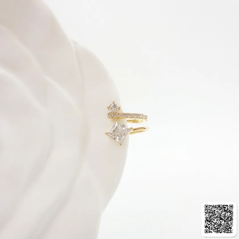 Goldfarbener Ear Cuff mit Zirkonia – Eleganter Ohrschmuck für Damen