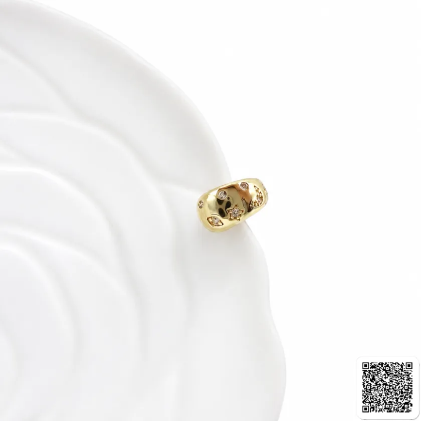 Goldfarbene Creolen mit Stern- und Mondmotiven & Zirkonia