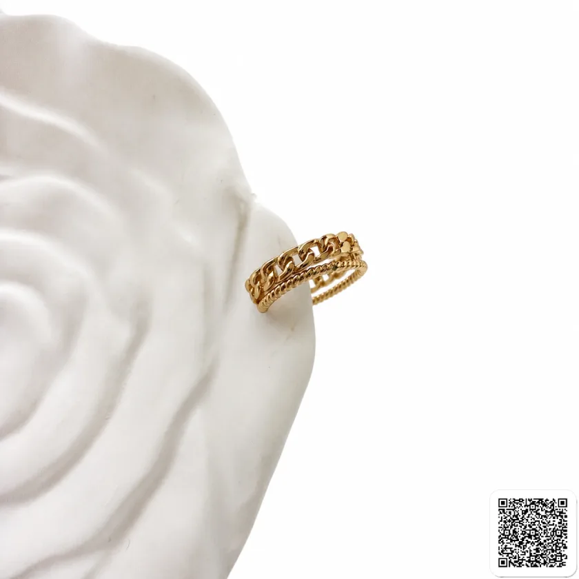 Goldfarbener Ear Cuff im Ketten-Design – Elegante Ohrklemme