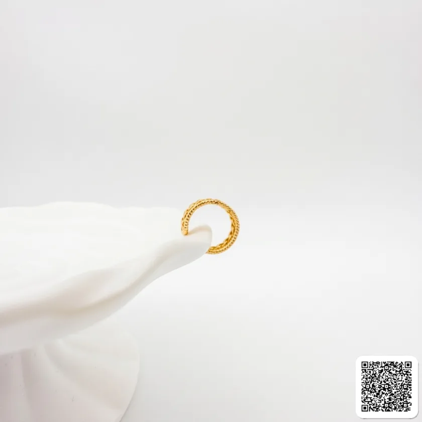 Goldfarbener Ear Cuff im Ketten-Design – Elegante Ohrklemme