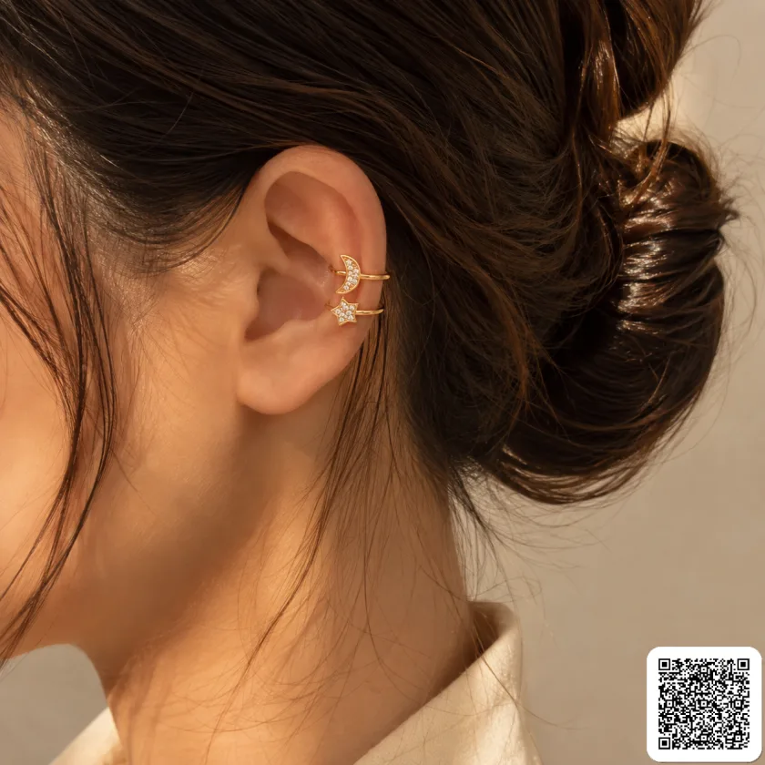 Goldfarbener Ear Cuff mit Mond & Stern – Funkelnder Ohrschmuck