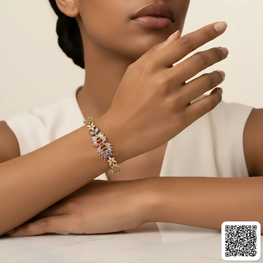 Elegantes Gold-Armband Mit Funkelnden Blütensteinen