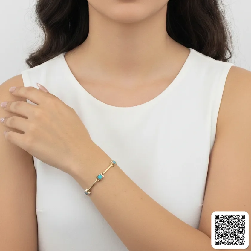 Elegantes Goldfarbenes Armband Mit Türkisen Quadratischen Steinen